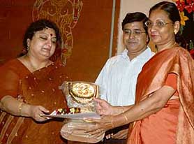 Mrs H.K. Bhatia, Principal, Government Model Senior Secondary School, Sector 46, receives the Sanchayika award 