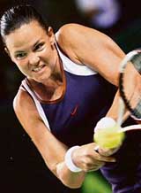 Lindsay Davenport of the US hits a return against Akiko Morigami of Japan during their quarterfinal match at the Wismilak International tournament in Bali, Indonesia, on Thursday