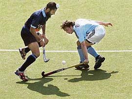 Argentinas Ezequiel Paulon fights for the ball with Indias Rajpal Singh during their classification match of the hockey World Cup in Monchengladbach on Saturday.