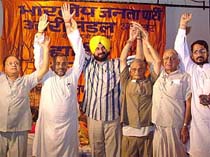 State BJP president Avinash Rai Khanna, former cricketer and Member of Parliament Navjot Singh Sidhu and other BJP leaders join hands during a Parda Faash rally in Amritsar on Sunday.