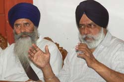 Mr Ravi Inder Singh, President of SAD 1920, along with former Akal Takht Jathedar Jasbir Singh Khalsa  addresses a press conference in Jalandha