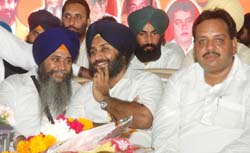 Akali leader Rajinder Nagra having a word with Mr Sukhbir Singh Badal during a public rally at Maqsuda in Jalandhar