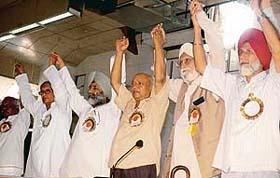 Mr Jagjit Singh Lyallpuri, (second from right) general secretary of the Marxist Communist Party of India (United), with Politburo members on the concluding day of the four-day All India Special Unity Congress of the party at Kisan Bhavan, Chandigarh