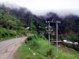 A view of the road leading to Narkanda.