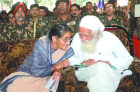 Environmentalist Sunderlal Bahuguna talks with his wife Bimla during the opening session of a two-day Nature Conservation Festival in Jalandhar Cantonment