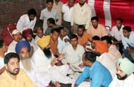 MP Sharanjit Singh Dhillon talks to protesting veterinary students on the Punjab Agricultural University campus