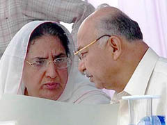 Mr Sushil Kumar Shinde, Union Minister for Power, discusses a point with Ms Rajinder Kaur Bhattal, Deputy Chief Minister, Punjab, at a function at Nangal