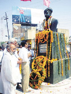 Floral tributes being paid at a statue of freedom fighter Rao Tularam on the occasion of Martys Day in Rewari 