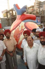 Ch. Jagjit Singh, Local Bodies Minister, Punjab, unveiling a model of human heart at BMC Chowk in Jalandhar on Sunday