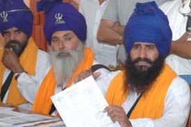 Ranjit Singh Rania of the Tarna Dal headed by Ajit Singh Poohla, along with others at a press conference 