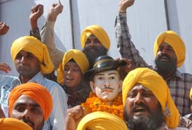  Members of the Punjabi Youth Help Line garlanding the statue of Shaheed Bhagat Singh after taking out a 'Chetna Rally' at Bhagat Singh Chowk in Jalandhar on Sunday
