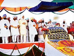 Punjab Chief Minister Amarinder Singh (second from left) with his Cabinet colleagues at a Shukrana rally at Kahnuwan