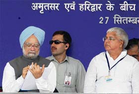 Prime Minister Manmohan Singh and Railway Minister Lalu Prasad at a rally in Ludhiana