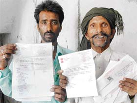 Rudal Mahato and Satyan Sahani after not being allowed to meet Railway Minister Lalu Prasad