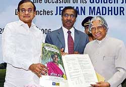 President A.P.J. Abdul Kalam and Finance Minister P. Chidambaram are joined by LIC Chairman T.S. Vijayan