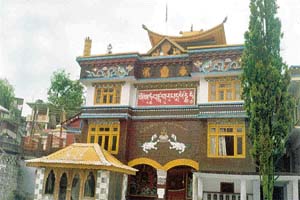 A Buddhist monastery dedicated to Guru Rimpoche who is believed to have meditated in Rewalsars caves