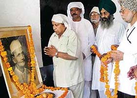 Students and staff members pay tributes to Lal Bahadur Shastri at Shastri Model School in Mohali