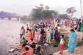 Devotees immerse Sanjhi in the Sirhind canal, near Ahmedgarh, on Monday.