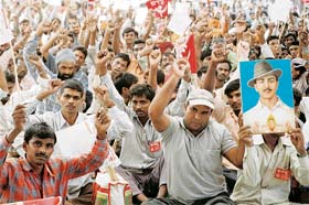 Labourers from Punjab and Haryana raise slogans against the state governments at Matka Chowk, Sector 17, Chandigarh