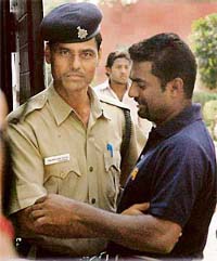 Constable Balwinder Singh with Sri Lankan cricketer Muthiah Muralitharan