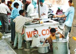 Child labourers at work in front of the administrative complex in Jalandhar