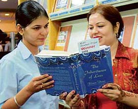 Readers enjoy turning the leaves of The Inheritance of Loss at Chandigarh
