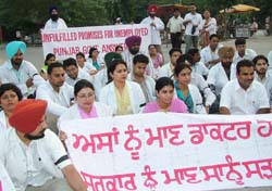 Members of the Rural Medical Service Providers Association stage a dharna in Jalandhar 