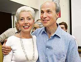 Stanford University professor Roger Kornberg, the winner of the 2006 Nobel Chemistry prize, hugs his wife Yahli Lorch in Jerusalem on Sunday.