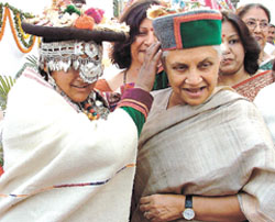 Delhi Chief Minister Sheila Dikshit being welcomed by a native of Kinnaur at the inauguration of Indo-Tibetan Border Police Welfare Exhibition,