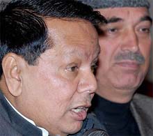 Union Minister for Information and Broadcasting Priya Ranjan Dasmunshi with Chief Minister of Jammu and Kashmir Ghulam Nabi Azad at a press conference in Srinagar on Wednesday.