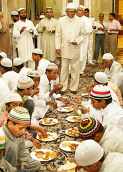 President Dr APJ Abdul Kalam along with children of 'Bachchon ka ghar', an orphanage, at the Rashtrapati Bhavan