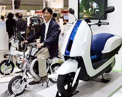 Japan's Yamaha Motor unveils a prototype model of 125cc hydrogen fuel-cell scooter "FC-AQEL" (right) at the EVS22 electric vehicle exhibition in Yokohama, Tokyo