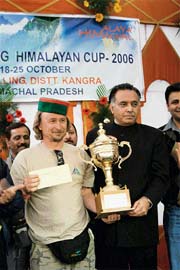 Shorokhov Nikolay of Russia, who won the Himalayan Paragliding Cup 2006, receives his prize from HP Tourism Minister G.S. Bali 