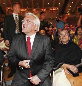 Frank-Walter Steinmeier, German Federal Minister for Foreign Affairs, with author Mahasweta Devi, the Cultural Speaker for this year