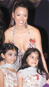 The reigning Miss Universe Zuleyka Rivera Mendoza poses with a couple of kids as part of her AIDS awareness campaign in India, in the Capital on Saturday.