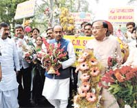 National secretary of the BJP Vijay Goel along with a group of traders outside the residence of Chief Minister Sheila Dikshit.