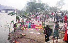 Migrant families from Uttar Pradesh and Bihar offer prayers on the occasion of Chhath on the banks of the Sirhind Canal near Ahmedgarh