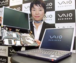 A Sony employee displays the world's lightest B5-sized notebook PC "Vaio type G", weighing only 898g, in Tokyo