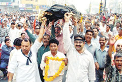 Traders in a symbolic funeral march with the mock body of Delhi CM Sheila Dikshit, at Karol Bagh.