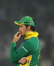 South African captain Graeme Smith looks frustrated during the second semifinal of the Champions Trophy in Jaipur on Thursday