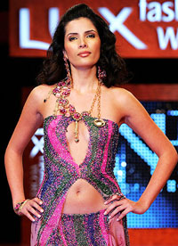 A model presents a creation as part of Kuwaiti designer Nawaf al-Badr's Spring/Summer 2007 collection in Beirut 