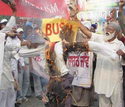 CPI (ML) activists burn an effigy of US President George W. Bush at Nehru Garden Chowk, Jalandhar,
