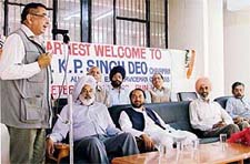 Former Union Minister and chairman of the All-India Ex-Servicemen Congress Brig K.P. Singh Deo addresses ex-servicemen in Ludhiana on Saturday.
