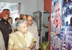 Chief Minister Sheila Dikshit visiting Delhi Pavilion after its inauguration at India International Trade Fair 2006 in the Capital