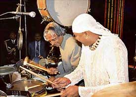 President A.P.J. Abdul Kalam tries his hand on the drums along with renowned percussionist Sivamani after felicitating the artists of 'Shiradha' who performed at Rashtrapati Bhavan in New Delhi on Monday evening