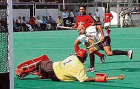 Prabhjot Singh of Indian Oil tries to score against Punjab Police in a semifinal match of the 23rd Indian Oil Surjit Hockey Tournament in Jalandhar