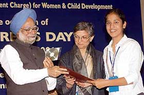 Prime Minister Dr Manmohan Singh presents the National Child Award for exceptional achievement, 2005, to Neha Narwal of Haryana