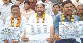 Traders on fast against sealing at Raj Ghat in the Capital on Wednesday. 