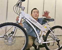 Japanese inventor Mitsuhiro Koseki displays the two-wheel drive bicycle "Robotics", which has extraordinary road ability on mud or snowy surfaces up to a depth of 30cm, at the annual Tokyo Cycle Show on Friday.