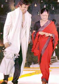 OH, VASUNDHARA! Rajasthan Chief Minister Vasundhara Raje and model-turned-film actor Rahul Dev display outfits created by Bangladesh-born fashion designer and UN Ambassador Bibi Russell at the Khadi Fashion Show in Jaipur. 